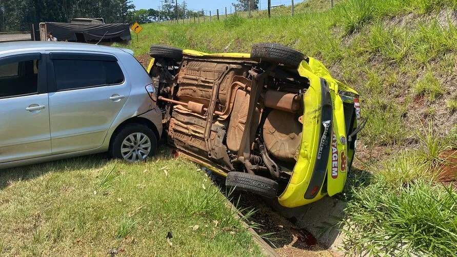 Veículo da imprensa tombou ao ser atingido por veículo em segundo acidente no Contorno Sul