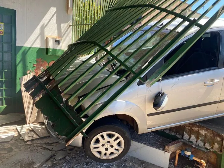 Veículo derrubou grade de bar no Jardim Ponta Grossa