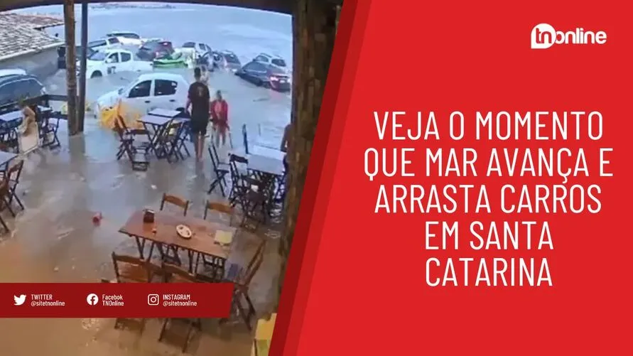 Veja o momento que mar avança e arrasta carros em Santa Catarina