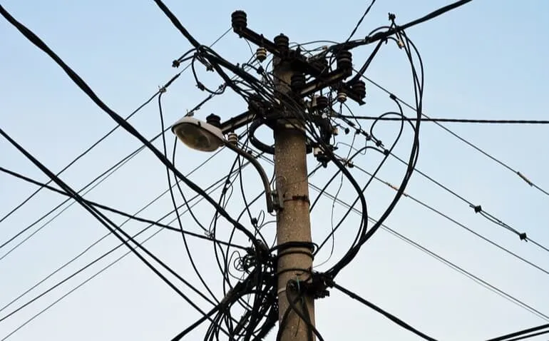 Vizinho teria subido com uma escada no poste e instalado o "gato"