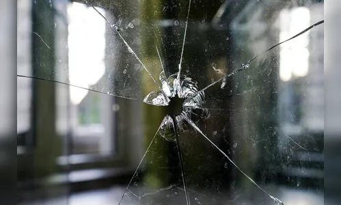 Homem invade casa de ex quebra porta e agride atual namorado dela