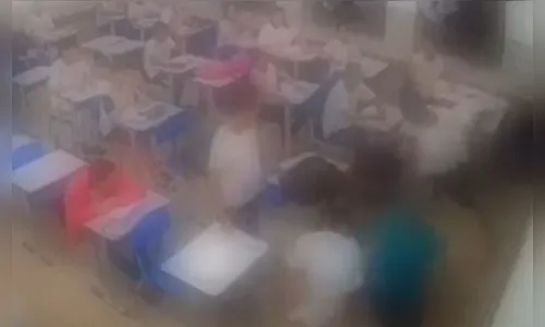 Professor é espancado por aluno dentro de sala de aula; veja vídeo