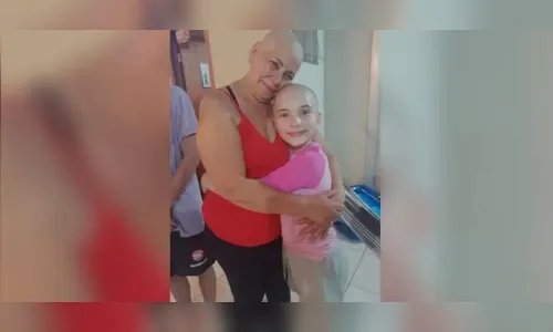 Menina emociona ao raspar cabelo em homenagem à avó com câncer