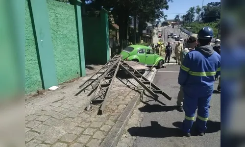 Veja momento em que idoso é ejetado de Fusca e morre no PR