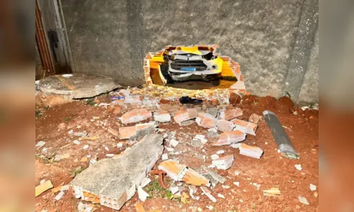 Homem é atropelado e prensado contra muro após discussão