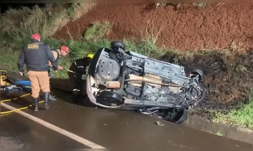 Três pessoas morrem após carro capotar e pegar fogo no Paraná