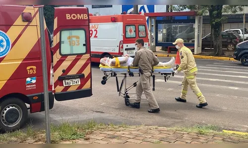 Motociclista de 45 anos sofre fratura após bater contra caminhão