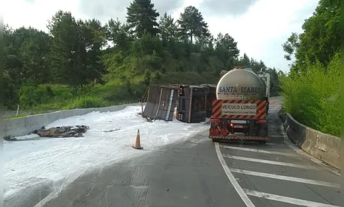Carreta bitrem tomba na Serra do Cadeado e deixa passageira ferida