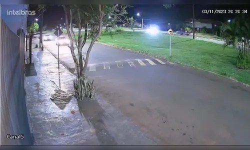 Motociclista morre após bater em carro capotado no PR; assista