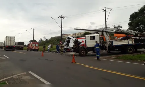 Três ficam feridos em acidente entre caminhão e carreta em Jandaia