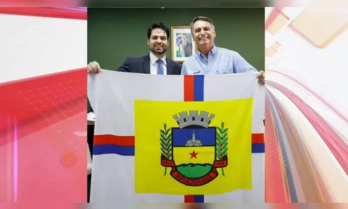 Ex-presidente Bolsonaro e a bandeira de Apucarana