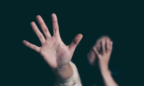 Mulher diz ter sido enforcada com toalha pelo namorado em Arapongas