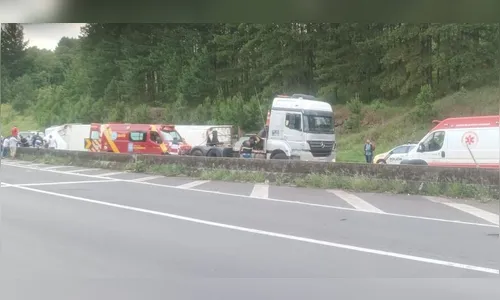 Caminhão tomba na Serra do Cadeado e motorista fica ferido