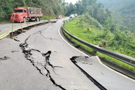 Asfalto cedeu em Rio Branco do Sul