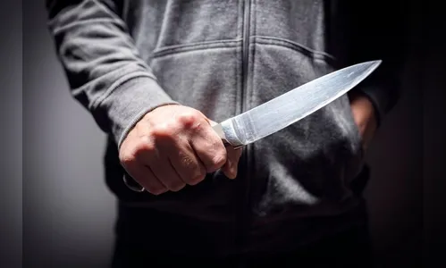 Homem fica em estado grave após ser ferido com facadas na região
