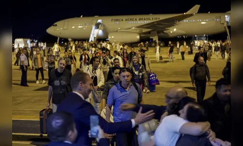 Brasileiros que estavam em Israel chegam ao Brasil em vôo da FAB