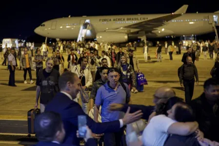 Avião da FAB trazendo 211 brasileiros, na operação Voltando em Paz.