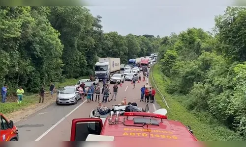 Acidente entre carro e caminhão deixa um morto e outro em estado grave