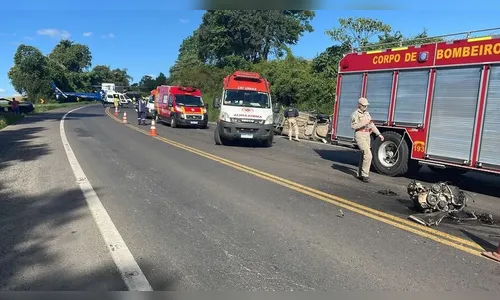 Mulher morre em acidente envolvendo quatro veículos e uma carreta