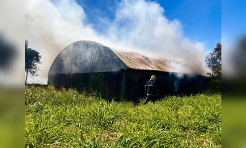 Incêndio de grandes proporções atinge barracão em Apucarana; veja