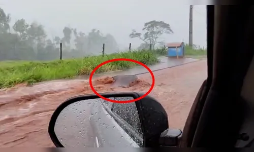 Enxurrada provoca 'crateras' em estrada de Apucarana; veja vídeo