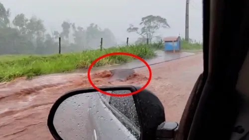 Buracos se abriram na Estrada Sebastião Piassa