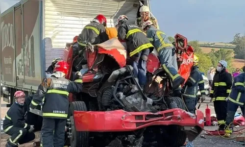 Motorista morre após acidente entre caminhões na BR-376
