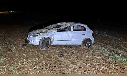 Gol com placas de Ivaiporã capota na PR-082 em São João do Ivaí