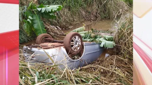 Carro capotou em estrada rural