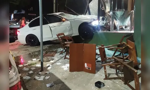Jovem de 19 anos sem CNH invade cervejaria com carro no PR