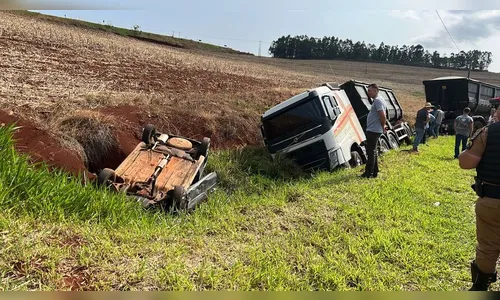 Carro de Arapongas e carreta de Borrazópolis se envolvem em acidente
