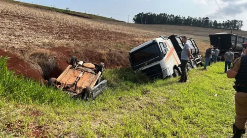 Carro e carreta foram para as margens da rodovia