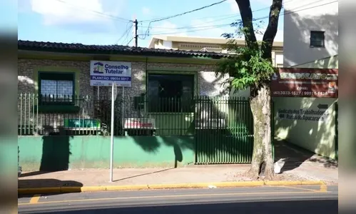 Mãe vai a pagode e abandona três filhos dentro de casa em Apucarana