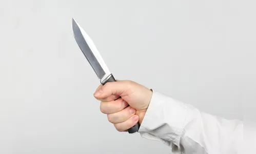 Por conta de som alto, mulher diz ter sido ameaçada com faca