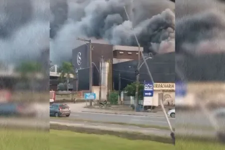 Em cerca de duas horas, os bombeiros diminuíram as chamas