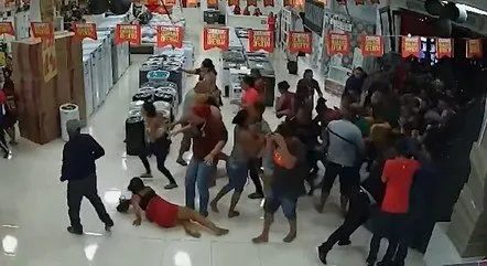 Entre os feridos estava uma mulher grávida, que recebeu atendimento de emergência no local.