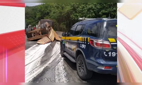 Caminhão tomba e interdita a BR-277 no Litoral do Paraná