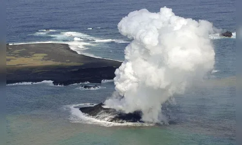 Japão ganha nova ilha após erupção de vulcão submarino; veja vídeo