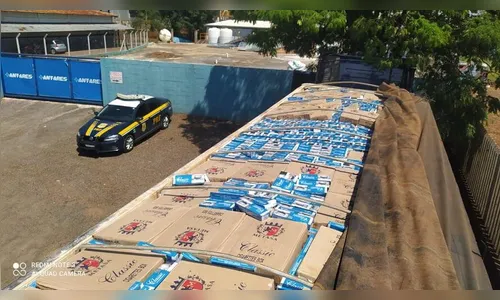 PRF apreende em Apucarana carreta carregada com cigarros do Paraguai