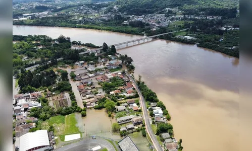 Ratinho Jr determina contratação de abrigos para afetados pelas chuvas