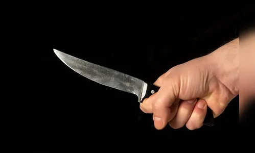 Homem em surto psicótico ameaça a própria mãe com faca em Apucarana