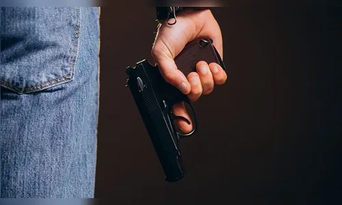 Homem armado ameaça mulher e tenta roubar cofre de loja em Apucarana