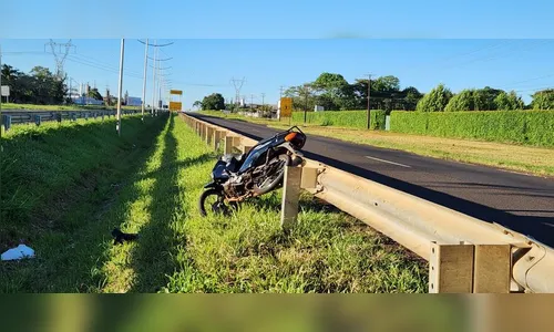 Jovem de 19 anos fica ferido ao cair com a moto em canaleta na BR-369