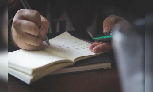 Homem ataca escola, esfaqueia alunos e mata professor