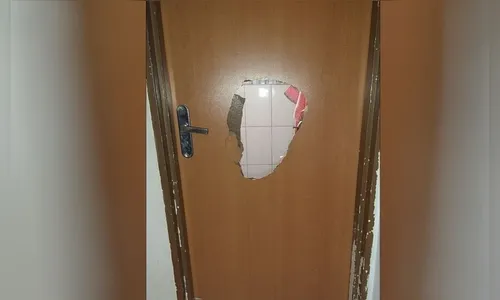 Marido bêbado dá socos em porta de banheiro e assusta esposa e enteado