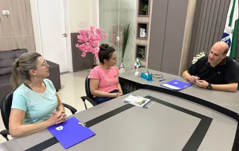 Integrantes do Lions Clube e presidente da Câmara, Luciano Molina