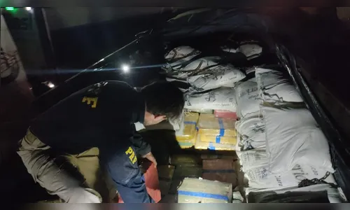 Caminhão danificado gera alerta e PRF apreende toneladas de maconha