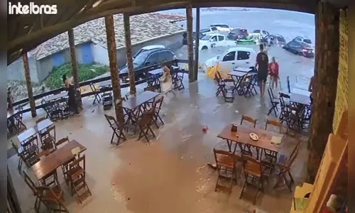 Veja o momento que mar avança e arrasta carros em Santa Catarina