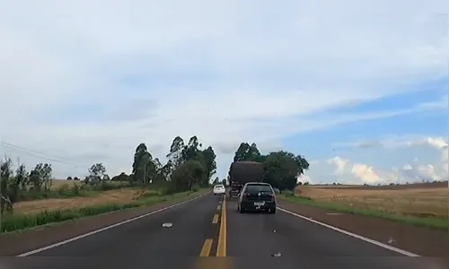 Motorista faz ultrapassagem proibida na frente da PRF; veja o vídeo