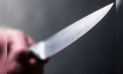 Mulher leva facada no pescoço em tentativa de feminicídio em Arapongas